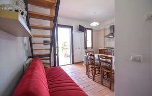 TV - Nice home in Pescia Romana with WiFi (Pescia Romana)