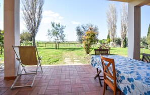 Outdoor dining - Nice home in Pescia Romana with WiFi (Pescia Romana)