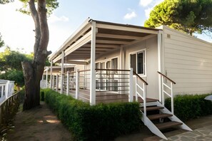 A single-story building with a covered porch, a staircase, and a pathway leading to the entrance. - Sea View - 40 Parallelo - Deluxe 22, Marina di Camerota, Italy (Marina di Camerota)