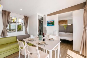 Una habitación moderna con comedor, sofá y cama.