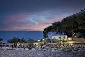 A coastal property with a white building, a paved walkway, and a view of the sea. - Sea View - 40 Parallelo - Superior+ 18, Marina di Camerota, Italy (Marina di Camerota)