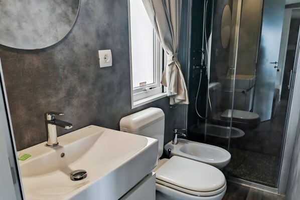 Een douche, een haardroger, handdoeken