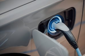 Une borne de recharge pour véhicules électriques.