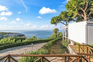 A coastal property with a stone pathway leading to a white building, overlooking the sea. - Sea View - 40 Parallelo - Superior 8, Marina di Camerota, Italy (Marina di Camerota)