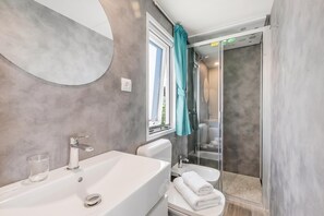 A modern bathroom with a bathtub, sink, and shower. - Sea View - 40 Parallelo - Superior 8, Marina di Camerota, Italy (Marina di Camerota)