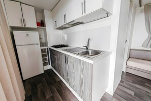 Kühlschrank, Herdplatte, Kochgeschirr/Geschirr/Besteck