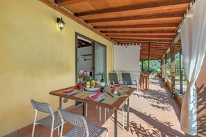 Outdoor dining - Oleandro Apartment Relax Near The Sea, Cecina, Italy (Cecina)