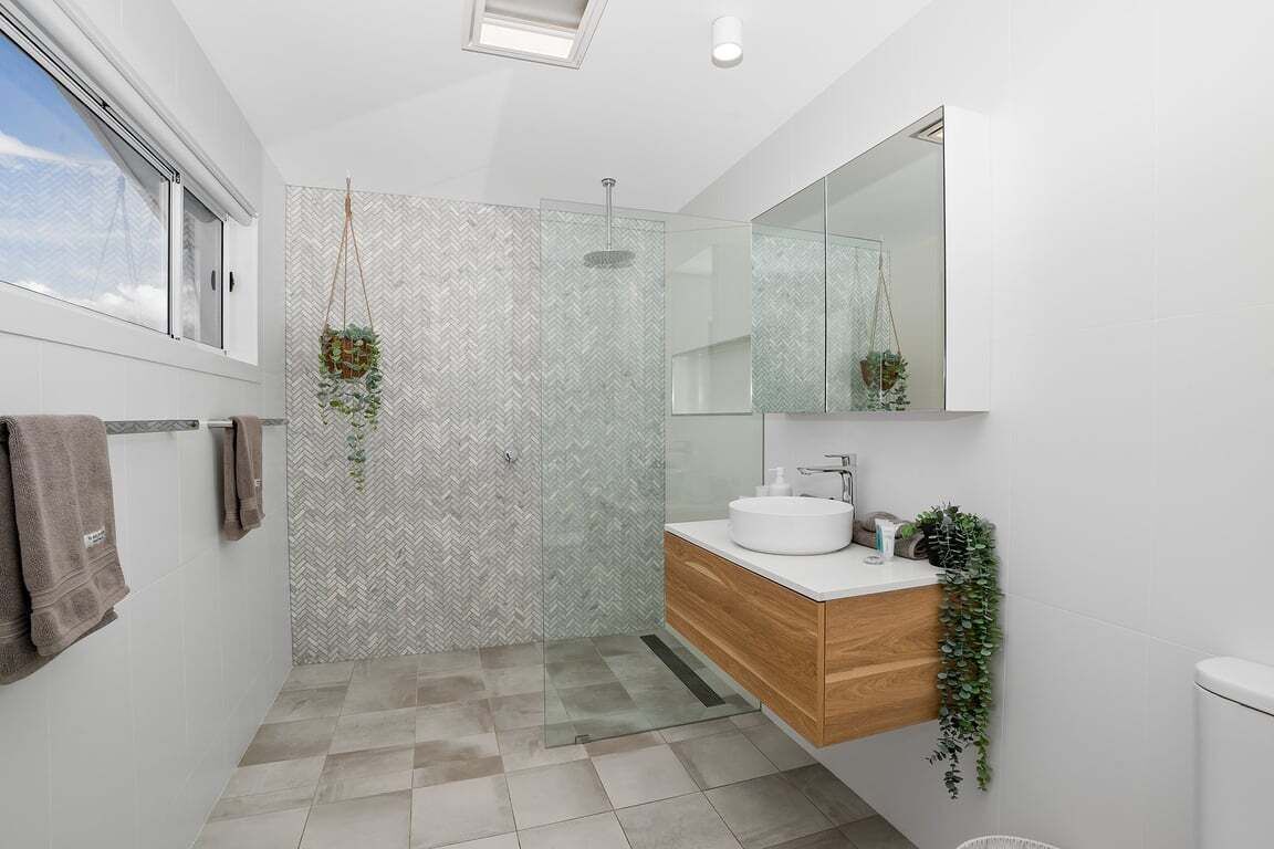 Hair dryer, towels, shampoo, toilet paper
