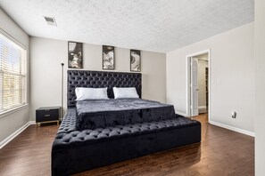 2 bedrooms, iron/ironing board, WiFi, bed sheets - The Intown Getaway, Near Downtown. (Atlanta)