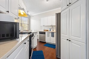 Private kitchen - The Intown Getaway, Near Downtown. (Atlanta)
