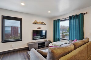 Living area - Private patio, close to downtown & all major ski resorts (South Salt Lake)