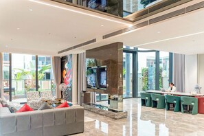 Royal-huvila, jokinäköala