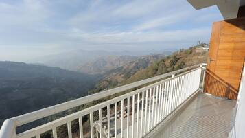 Executive kamer, balkon, uitzicht op bergen | Terrein van de accommodatie