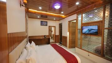 Family Suite, Balcony, Mountain View | Desk, free WiFi
