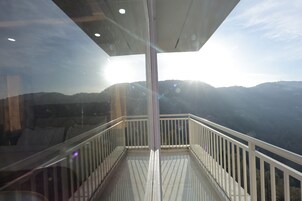 Habitación ejecutiva, balcón, vistas a la montaña | Jardines del alojamiento