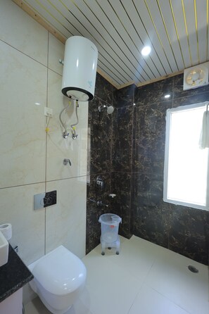 Suite familiar, balcón, vistas a la montaña | Baño | Ducha, toallas, jabón y champú