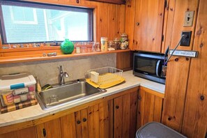 Private kitchen - Historic cottage with patio, games, walk to beach & dog-friendly fenced yard (Oak Bluffs)