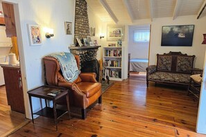 Room - Historic cottage with patio, games, walk to beach & dog-friendly fenced yard (Oak Bluffs)