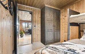 4 bedrooms, travel cot, free WiFi