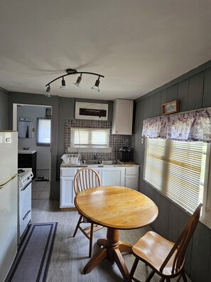 Private kitchen - Rustic 2-bedroom cabin in welcoming Oscoda perfect for relaxing stays (Oscoda)