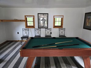 Games room - Rustic 2-bedroom cabin in welcoming Oscoda perfect for relaxing stays (Oscoda)