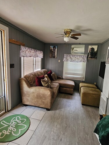 Rustic 2-bedroom cabin in welcoming Oscoda perfect for relaxing stays