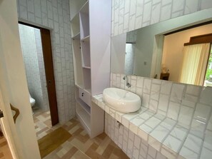 Deluxe Double Room, Garden View | Bathroom - Tiis Garden Puri Villa (Sukawati)
