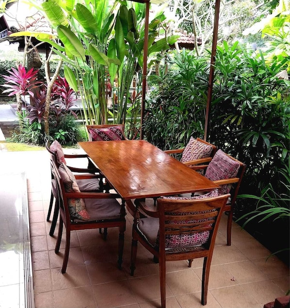Outdoor dining - Tiis Garden Puri Villa (Sukawati)
