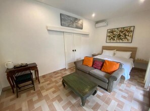 Deluxe Double Room, Garden View | Living area - Tiis Garden Puri Villa (Sukawati)