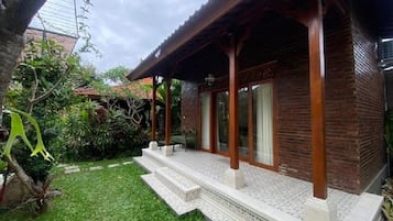 Kahden hengen deluxe-huone, näköala puutarhaan | Terassi/patio