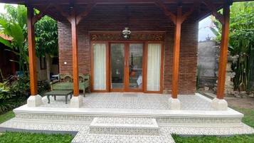 Deluxe tweepersoonskamer, uitzicht op tuin | Terras