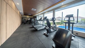 A gym with treadmills, elliptical machines, and a pool. - Horison IJ Kudus (Kudus)