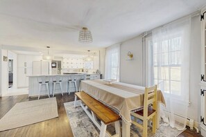 Dining - Renovated antique farmhouse near skiing, hiking, shops & dining (Waterbury)