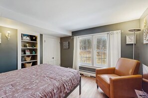 Room - Renovated antique farmhouse near skiing, hiking, shops & dining (Waterbury)