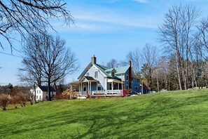 Exterior - Renovated antique farmhouse near skiing, hiking, shops & dining (Waterbury)