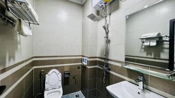 Estúdio básico, sacada, vista para a cidade | Banheiro | Produtos de toalete grátis, secador de cabelo, chinelos, bidê