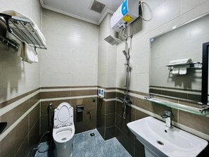 Studio cơ bản, ban công, quang cảnh thành phố | Phòng tắm | Đồ dùng nhà tắm miễn phí, máy sấy tóc, dép đi trong nhà 