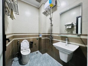 Eenvoudige studio, balkon, uitzicht op stad | Badkamer