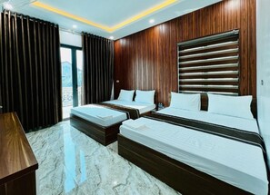 Eenvoudige studio, balkon, uitzicht op stad