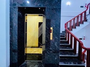 Studio, balcon, vue ville | Intérieur