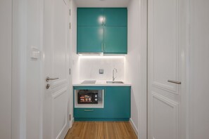 Mini-Kühlschrank, Herdplatte, Kochgeschirr/Geschirr/Besteck