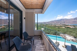 Property grounds - Nusa Retreat - Seaview luxury residences - ideal for groups  (Kissamos)