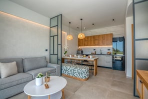 Großer Kühlschrank, Mikrowelle, Ofen, Herdplatte