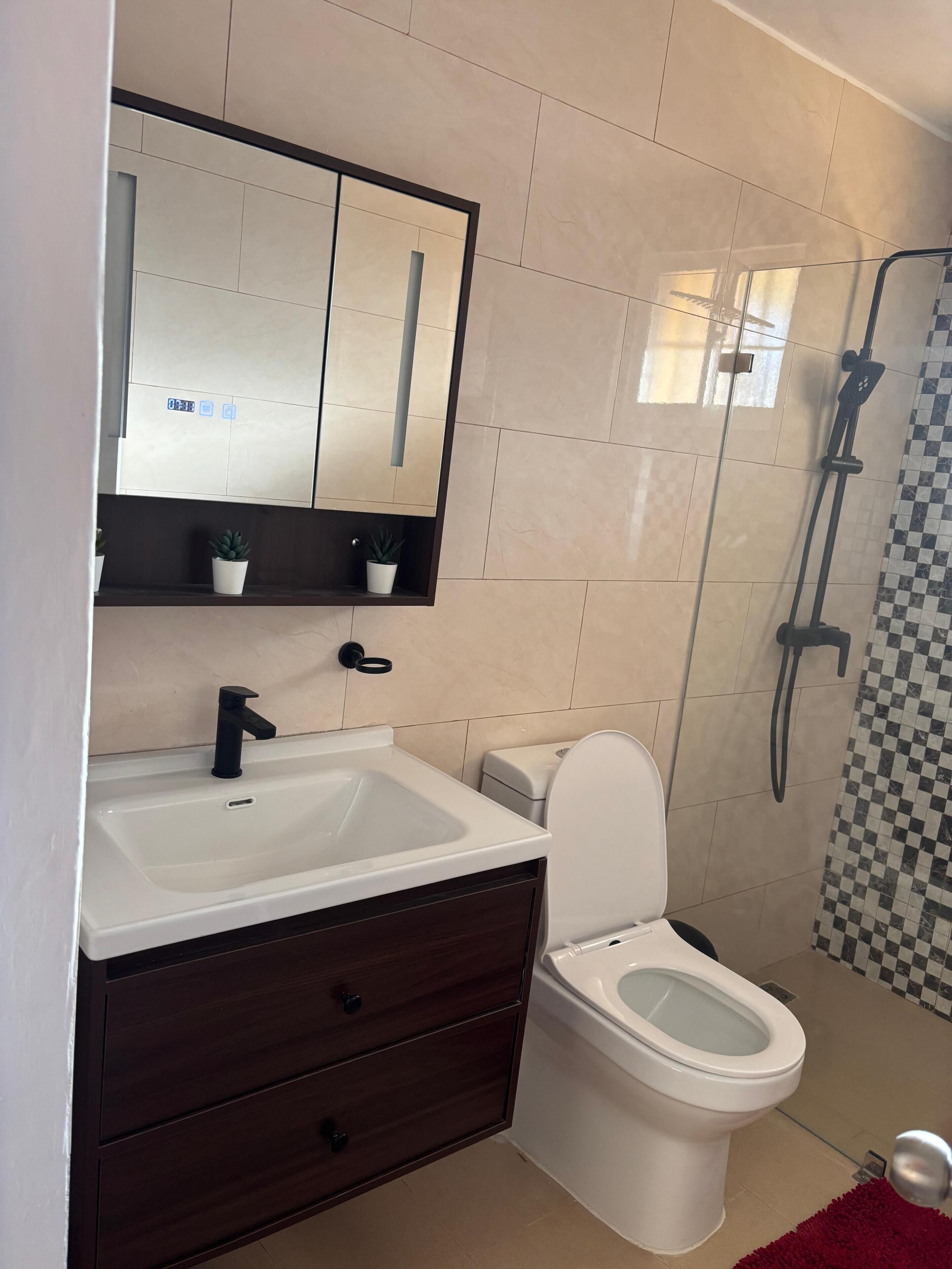 Toallas, jabón, papel de baño 