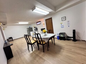 Living area - Sandstone Homestay (Calgary)