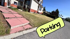 Ein Wohnhaus mit Auffahrt und Parkschild.