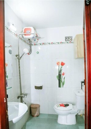 Basic Studio, Balcony, City View | Bathroom