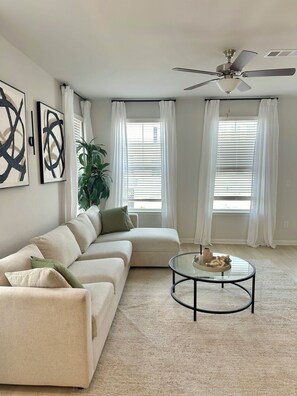 Living area - Bee Luxe Retreat | Elegant Stay Near Airport & Downtown (Atlanta)