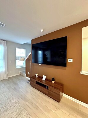 Interior - Bee Luxe Retreat | Elegant Stay Near Airport & Downtown (Atlanta)