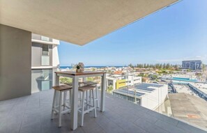 Outdoor dining - Modern Coastal Apartment in Prime Mermaid Beach Location (Mermaid Beach)
